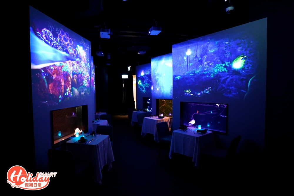 最近荃灣一間新開的餐廳爆紅，並以極致唯美的水母景觀打響名堂，浪漫環境和氛圍都一流，打卡指數爆棚！