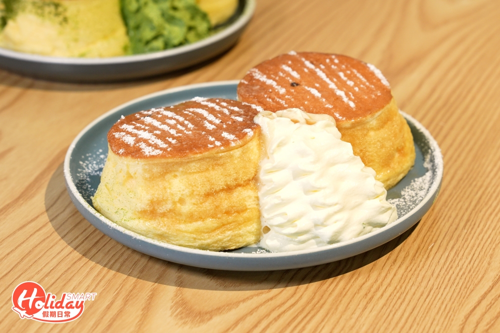 供應5款口味疏乎厘班㦸，包括楓糖原味厚鬆餅、抹茶紅豆厚鬆餅、雜莓厚鬆餅、朱古力香蕉厚鬆餅及鮮果厚鬆餅，每份即叫即製，特別調配的粉漿令班戟，介乎於梳乎厘與蛋糕之間的口感，食落蛋香味濃，班㦸非常厚身，質感鬆軟且實在