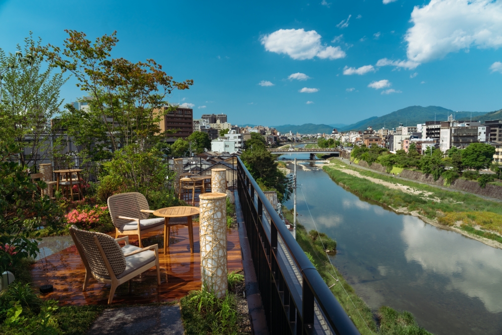 天台酒吧設空中森林花園，可享河畔、山脈及城市景觀。