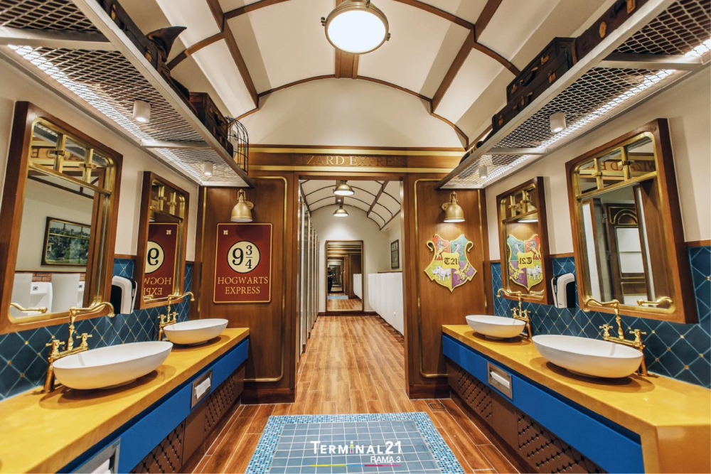 G樓的廁所打造成ZARD Express特快車廂造景，充滿英式典雅風情！