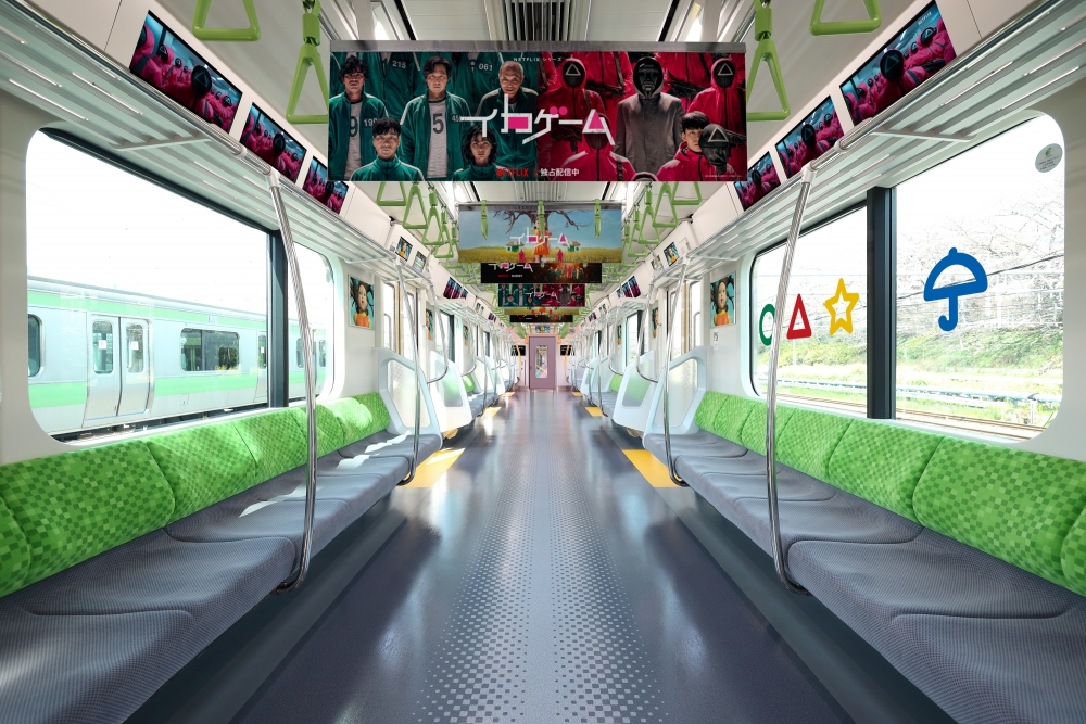 JR東日本鐵路公司推出史上首列「黑色山手線」,並與Netflix聯乘,各國車廂有不同的人氣影視作品的影音廣告!
