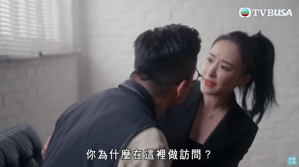 陳瀅梳起馬尾,著上一身黑色套裝,加埋紅色唇膏,好有氣場