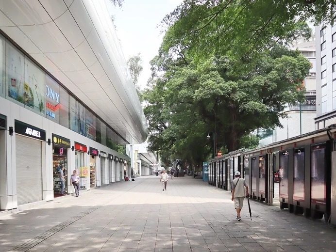 尖沙咀栢麗購物大道是不少遊客來港必到勝地之一，過往因公契限制，不容許經營飲食行業，所以現時舖位主要都是電器、珠寶、服裝等商戶，不過因為疫情關係遊客大幅減少，多間舖頭已經關門大吉或轉手幾回，有見及此，業主立案法團今年年中曾向城規會申請，將大道一帶的部份舖位改用作「食肆」及「商店及服務行業」，擬設自助餐廳、咖啡室及茶室等，最近有關申請獲有附帶條件下批准通過，屆時栢麗大道將將會變身成美食大道。