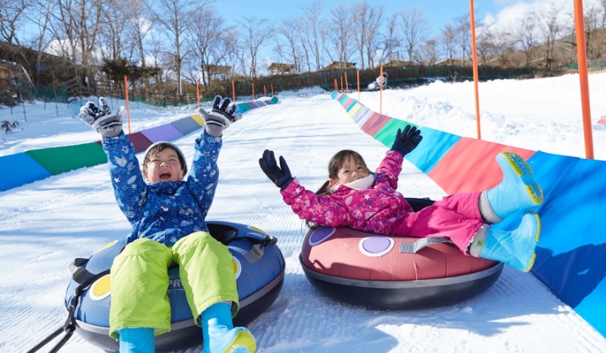 場內亦設有雪盆專用滑道，小朋友都可以玩～