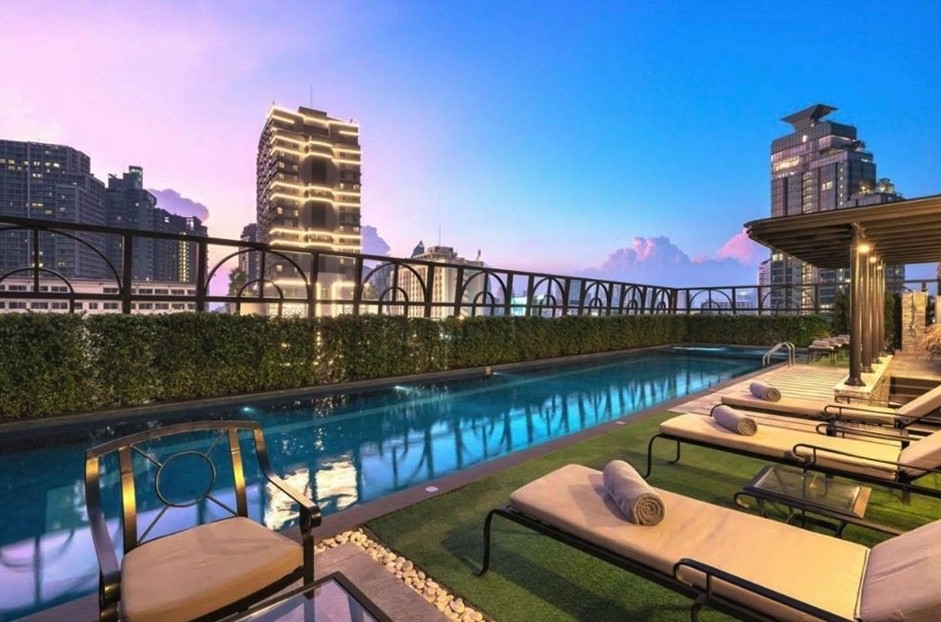 酒店嘅泳池設於頂樓，想影靚相就要把握好時機喇～