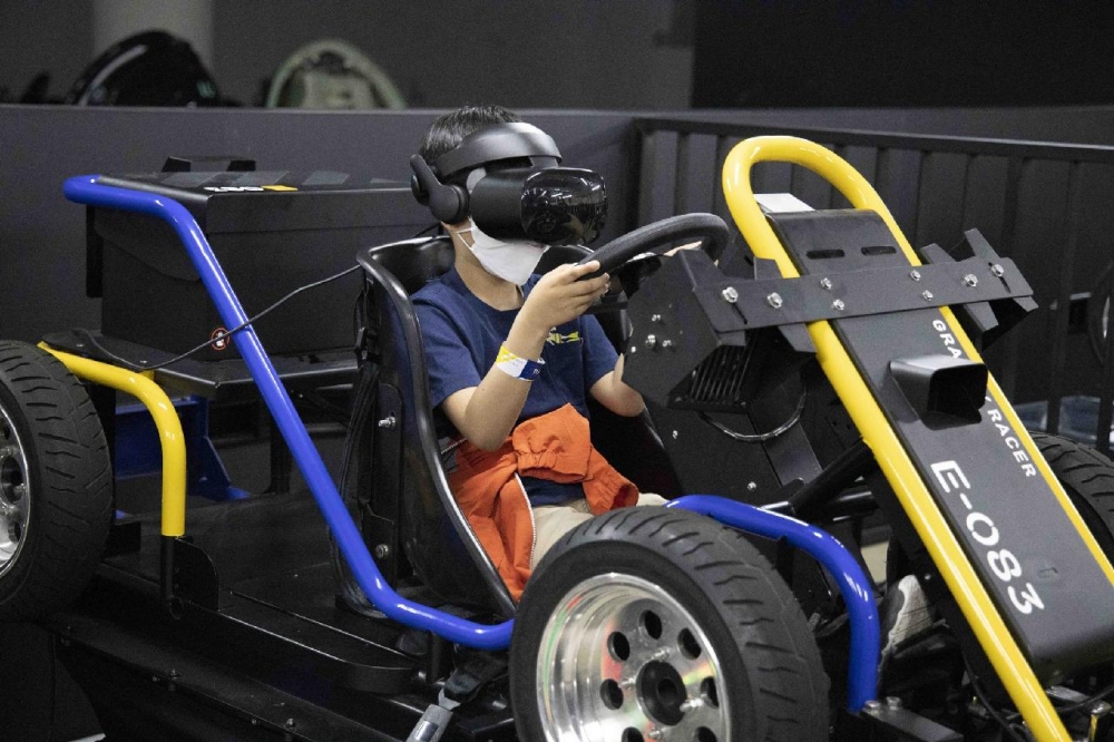 VR賽車更可以親自體驗到駕駛賽車！