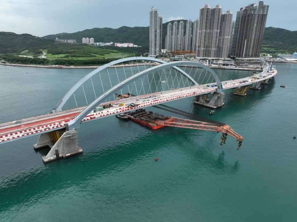 受疫情影響、連續兩年移師線上的「公益金百萬行」，將於11月20日回歸至將軍澳跨灣連接路舉行，意味市民屆時可在將軍澳跨灣大橋及將藍隧道正式通車前，親身踏足全港首條同時具備行車道、單車徑及行人路的海上高架橋上步行。