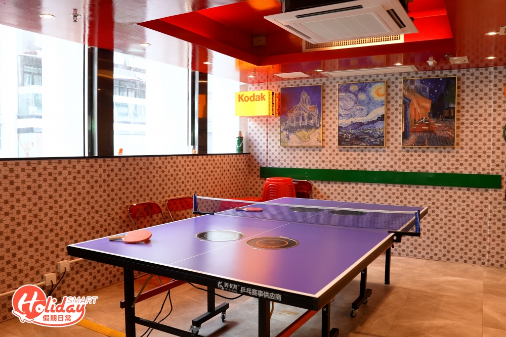 餐廳暗藏不少打卡位和細節位，好似一甫入內即會見到傳統中式婚禮一龍一鳳在門口，更可隨意更換伴侶的姓氏聯婚打卡影相，連乒乓波枱也變成打邊爐枱，還有足球機任玩，就連餐具都用上大公雞碗，玩味十足，看得出在裝修和設計上花了不少心思。