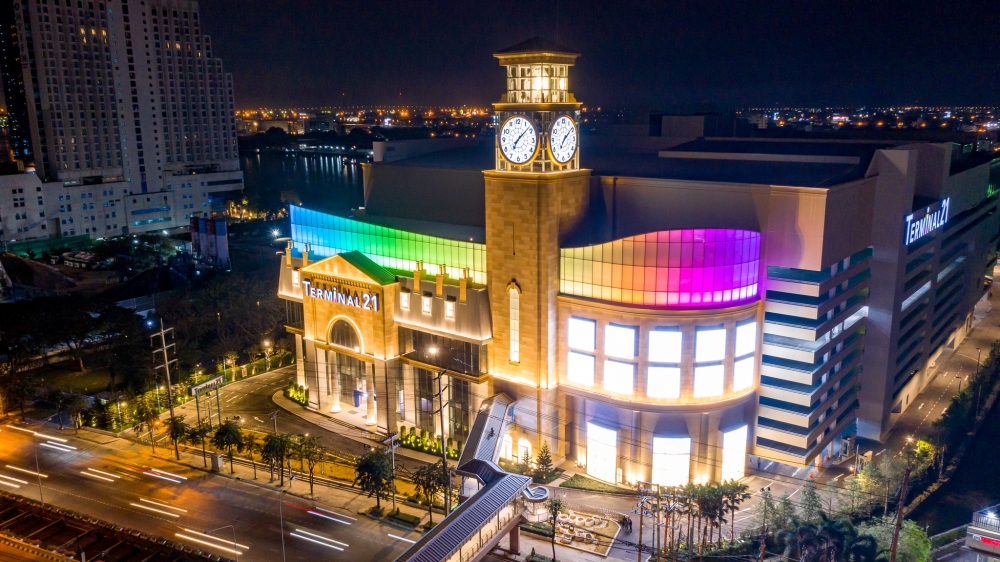 進入夜晚，商場在彩虹燈光的映照下顯得特別搶眼！