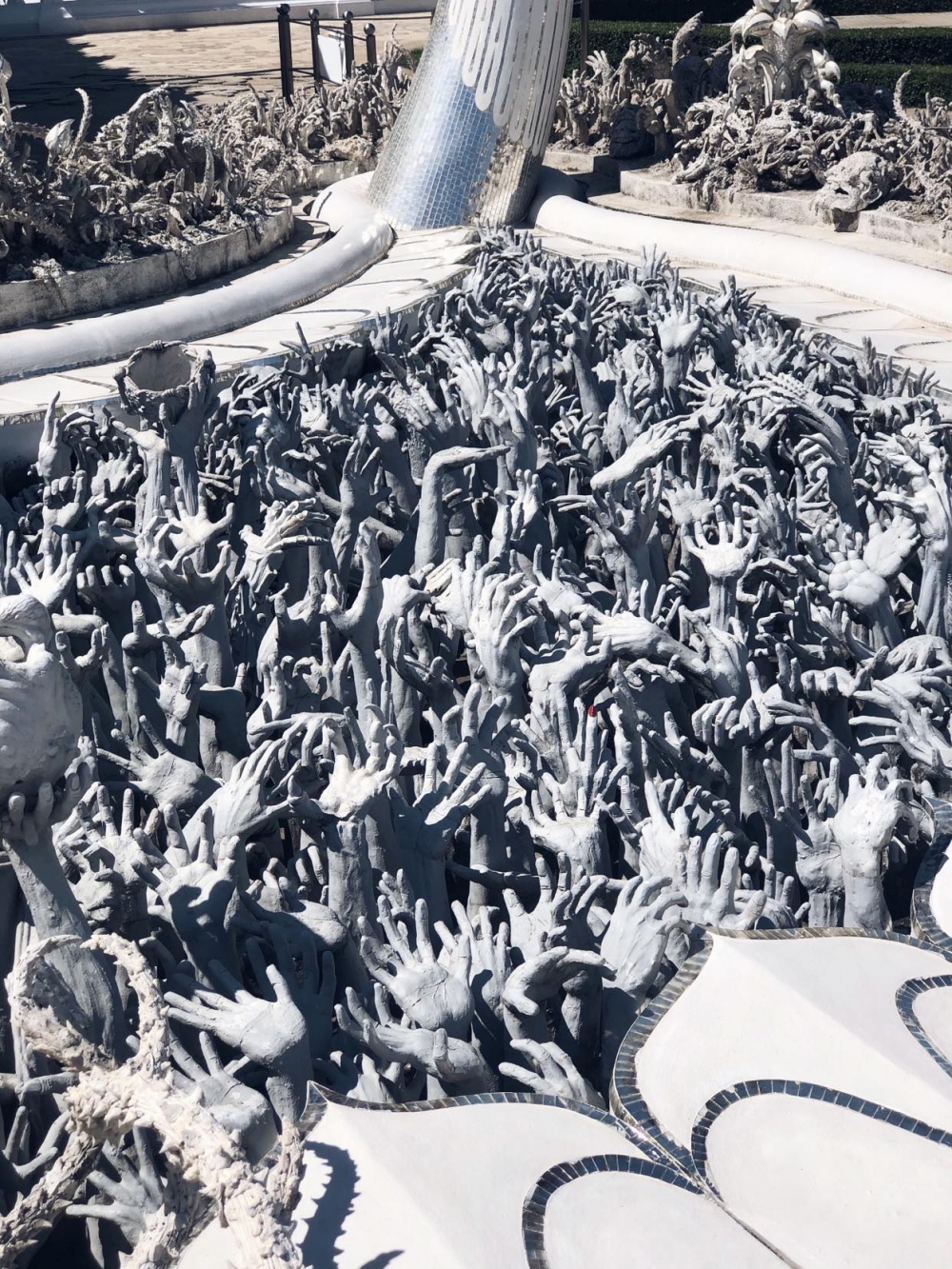 參拜橋兩側有很多代表著希望獲得救贖的手，其中一隻塗上紅色指甲油的手特別搶眼～