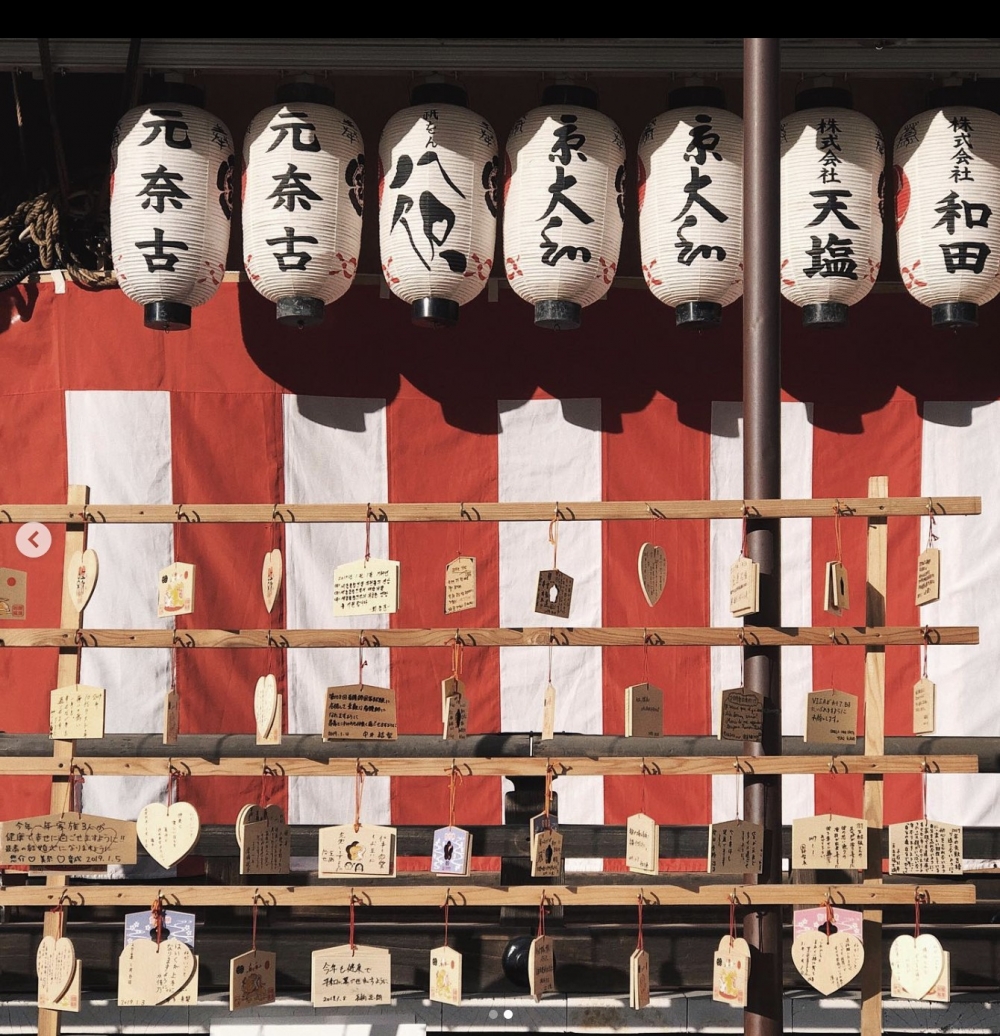如果要拍攝神社,記得不要從建築正前方拍照,而係要站在側邊以斜角度拍。
