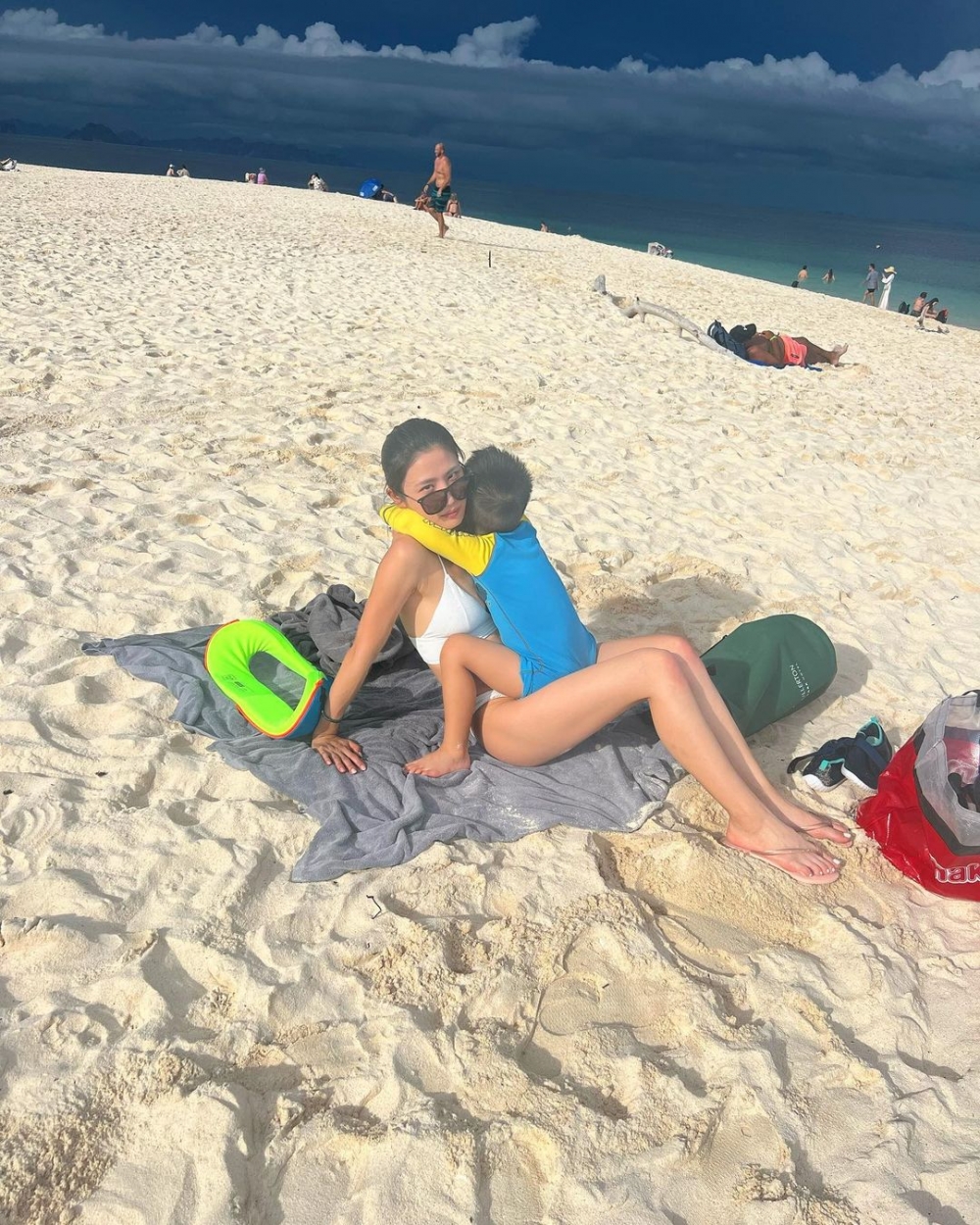 另一個問題:「最紅去飯局嘅係邊個」KOL則以一個咖啡emoji回答。