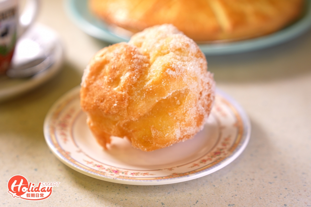 其實只需雞蛋、麵粉及水三種材料就可製出炸蛋球，做法看似簡單，但食材比例及油溫控制等都非常講究，中筋麵粉混低筋麵粉，與油水攪拌煮熟成熱麵粉，其後分批加入多顆雞蛋及少量蛋白，選用蛋黃蛋白比例均勻的中國蛋， 一直攪拌至麵團表面光滑，再揉成軟彈的麵團，以湯匙將麵團分成一個個球狀團。