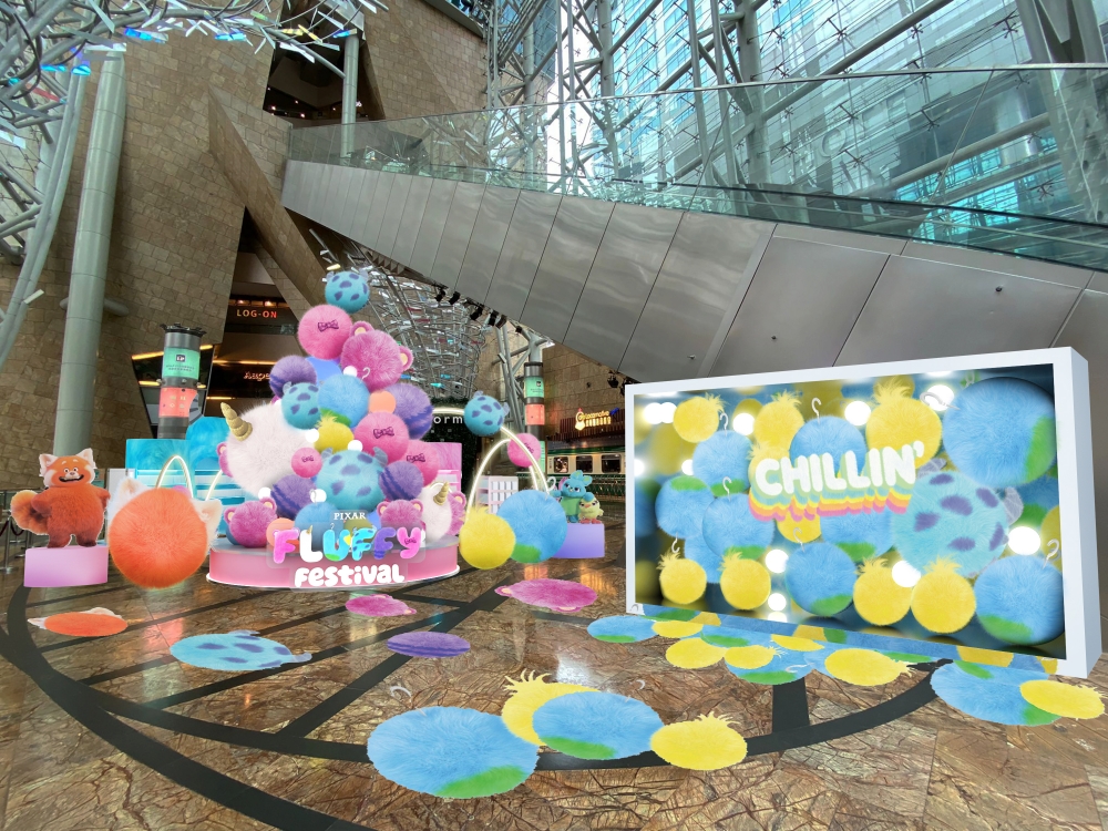 夢幻打卡箱放滿不同大小的毛毛球,可愛度滿分。