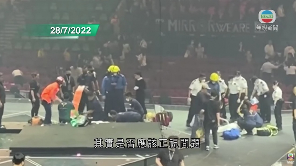 MIRROR演唱會舞台中央嘅巨大螢幕墜下壓傷舞蹈員