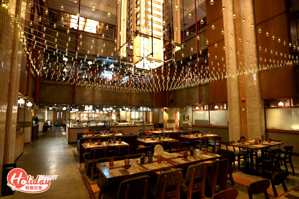 逸東酒店的普慶餐廳(The Astor)於12月期間推出懷舊「普慶今宵」自助餐,以香港經典綜藝電視節目《歡樂今宵》為主題,用上舊式電視及霓虹燈為裝飾,讓大家仿如穿越時空一樣!