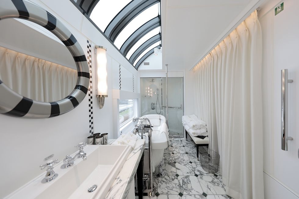 圖為列車內唯一一間頂級客房嘅浴室