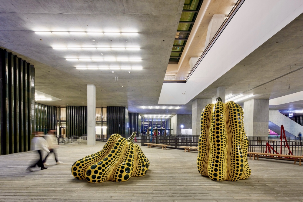 位於M+地下大堂，便會發現草間彌生招牌南瓜雕塑。