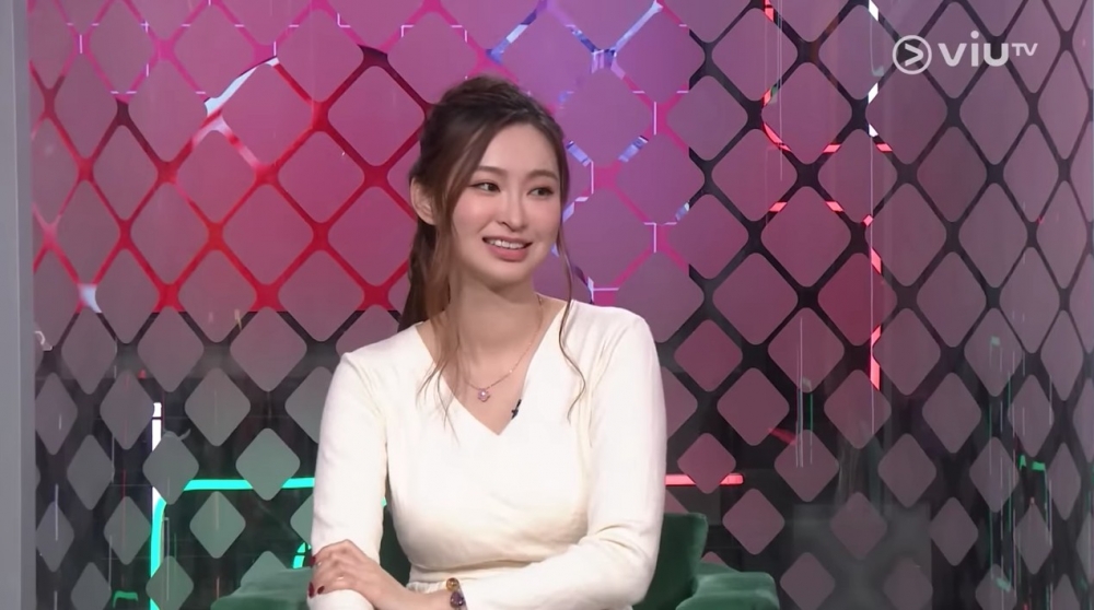Gillian曾經上過ViuTV節目《戀講嘢》，佢仲分享同年長佢好多叔叔男友談戀愛嘅經歷