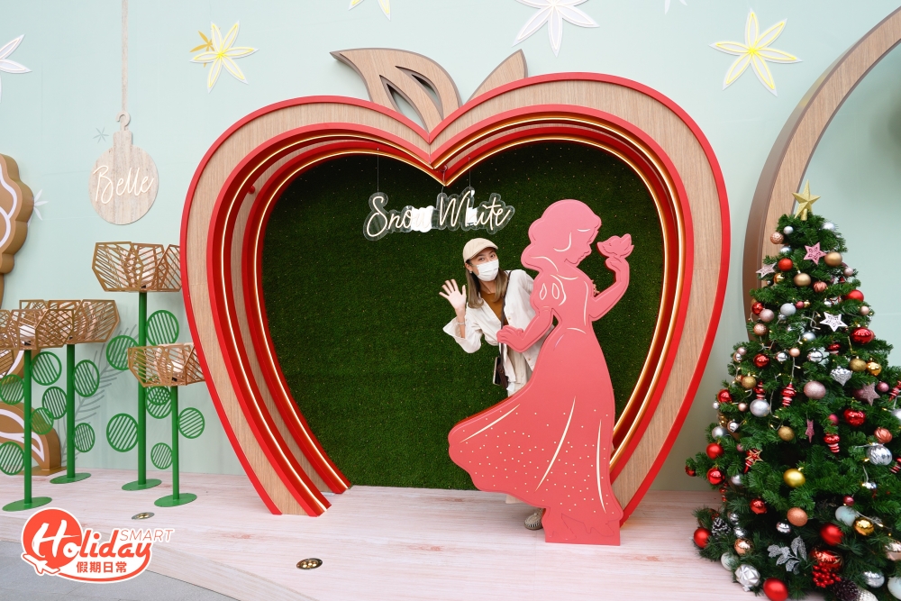 向前行見到3米高的巨型蘋果木雕拱門，就知道已經來到白雪公主的主場，可以趁機會站在拱門下跟白雪公主留倩影。