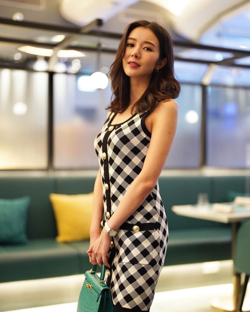 對於網民指佢身型走樣嘅言論，麥明詩表示：「一年前嘅我，的確好瘦。係，今日嘅我，多咗肥肉，有肚腩」