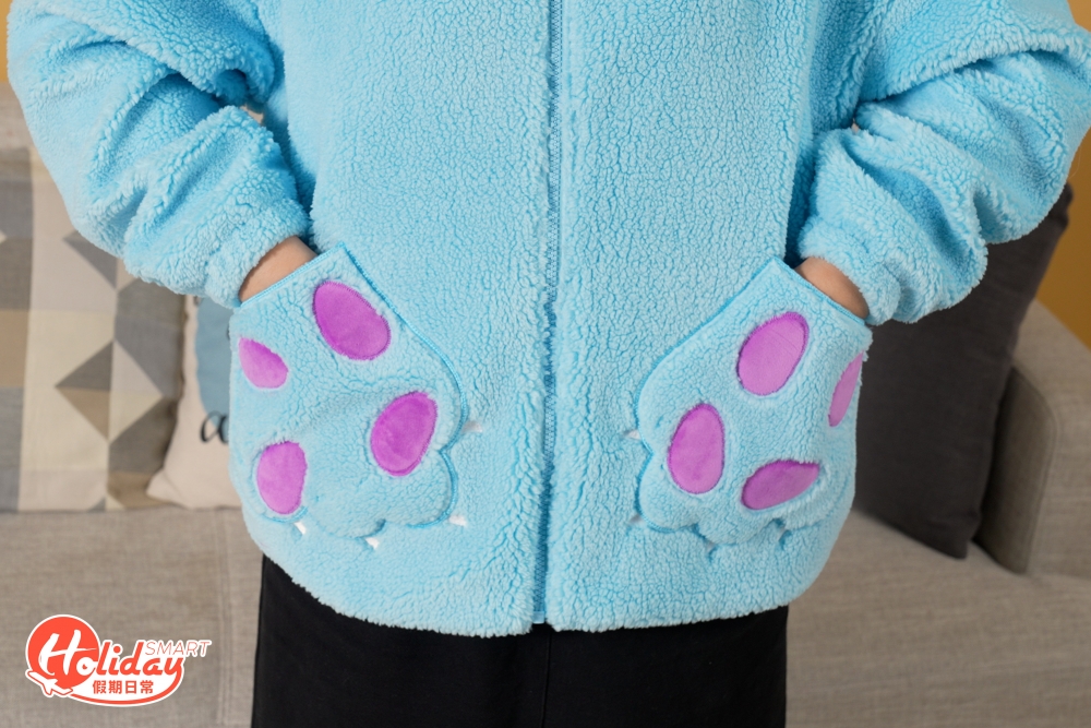 外套質感極像軟熟的毛公仔，加上口袋位印上角色搞怪小手，趣緻又可愛，絕對是冬季居家必備！