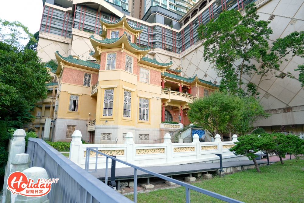 依山而建的別墅連同私人花園佔地足有20,000呎，當年已經花上足足二千萬裝修，展當年香港富裕家庭的身份！