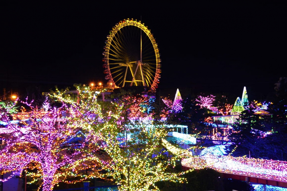 以金色和橙色燈飾點綴的摩天輪，在夜晚特別耀眼！