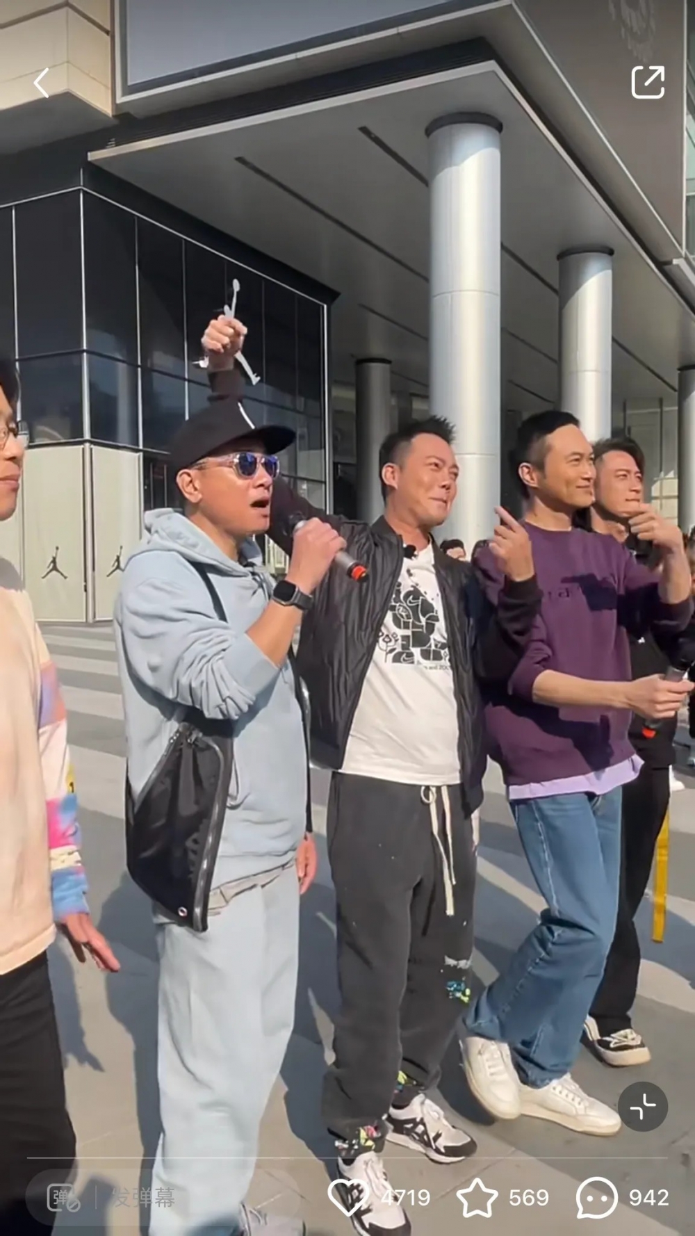 謝天華揮手招呼周圍嘅人過去