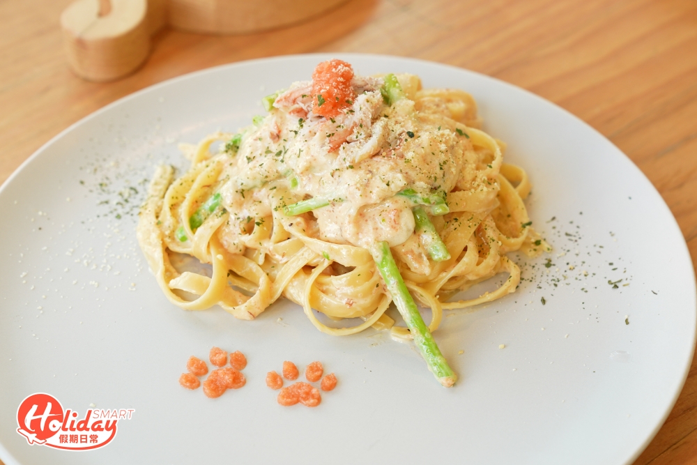 對比起首店只提供輕食，貓啡Catfe則提供更多主食、飲品及小食，而且食物質素相當不錯，記者推介明太子蟹肉闊條麵，意大利麵夠掛汁外，更食到啖啖蟹肉！