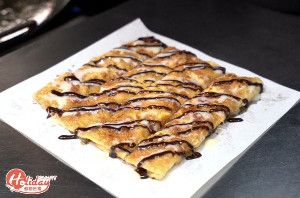 香蕉煎餅用咗牛油煎到外皮脆卜卜，加埋香蕉片、朱古力醬同煉奶簡直係Perfect Match！