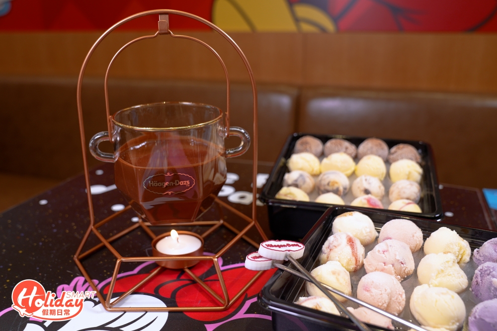 為迎接聖誕,Häagen-Dazs推出全新外賣雪糕火鍋,底座為獨特幾何設計,鍍以金邊的寶石形掛鍋,賣相非常精美!