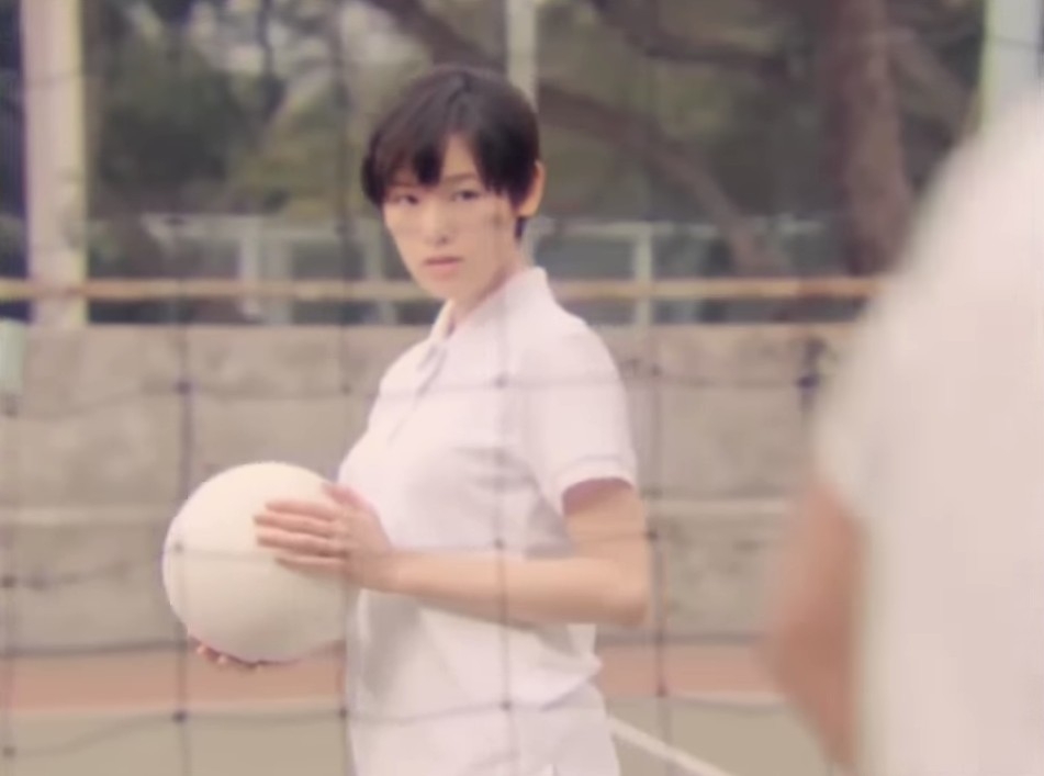 為配合檸檬茶嘅復刻版包裝，廣告亦翻拍鄭伊健牌，但男女主角大變