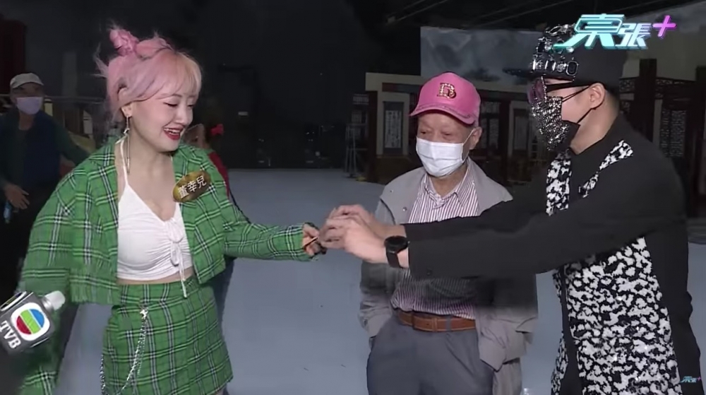 其中一位戴寶石cap帽、閃石口罩嘅娜娜fans更為偶像送上利是。