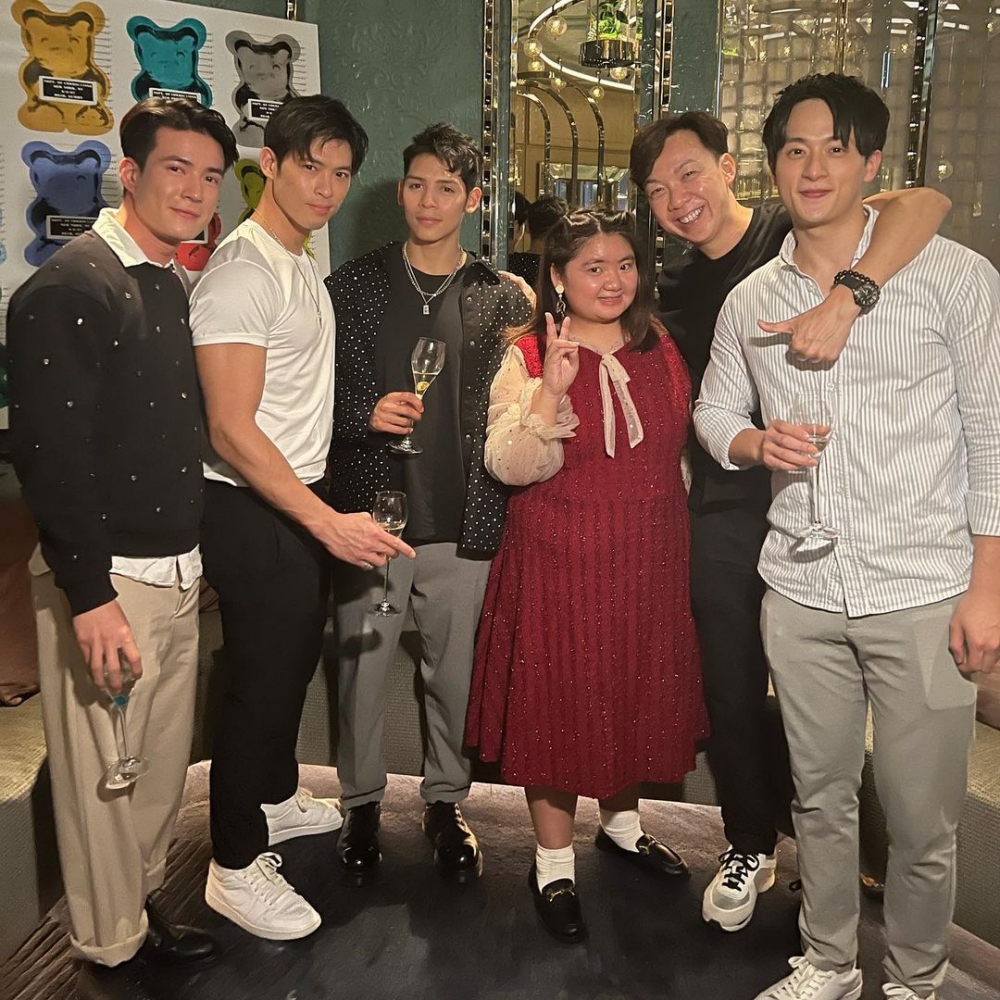 何嘉珍企喺中間，左右共有5位型男傍住