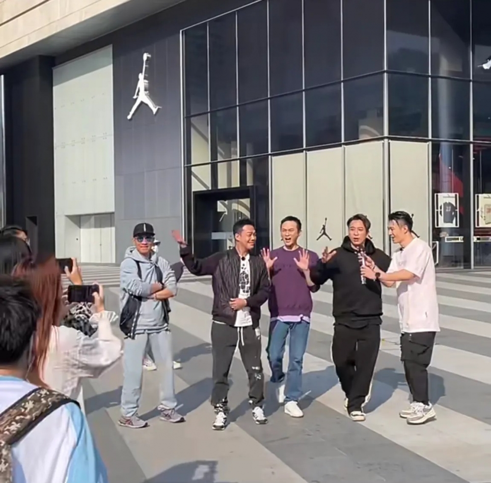 大灣仔出現亦吸引咗一班民眾圍觀，並拎出手機拍片