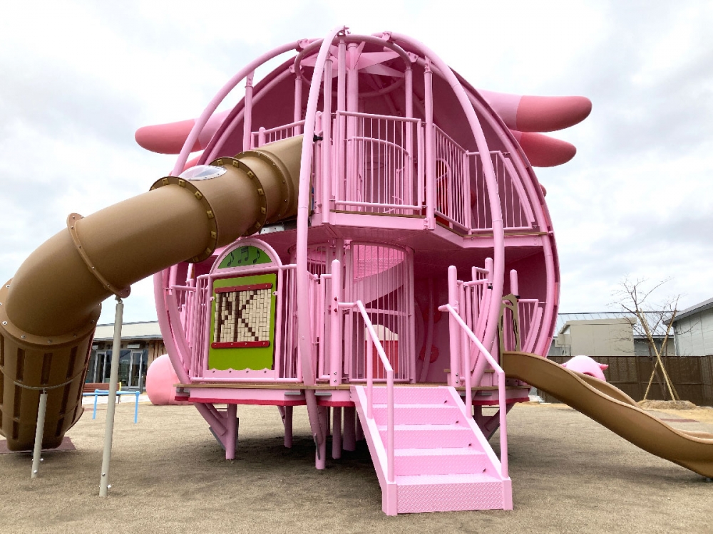 巨型「吉利蛋」隱藏了各種不同的遊樂設施～