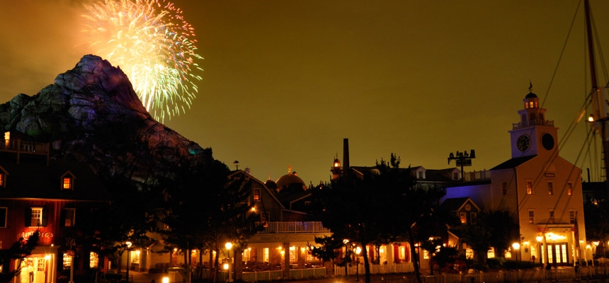 而且聖誕節更會推出新煙花表演，同樣由11月8起伴隨聖誕樂聲，於城堡上放上燦爛煙火！