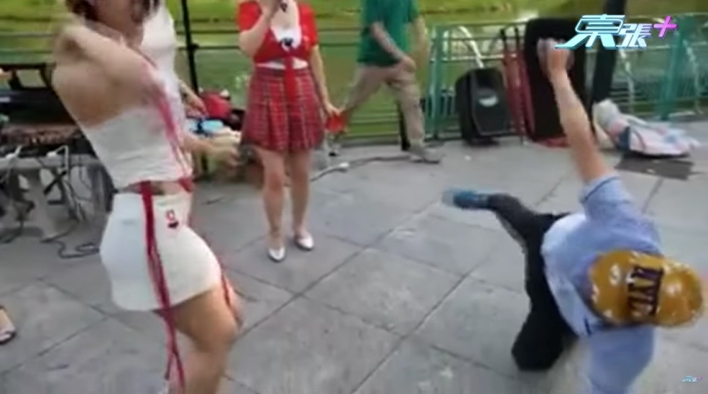 Happy伯經常都會睇表演興奮到手舞足蹈，仲會落場同娜娜一齊大跳熱舞