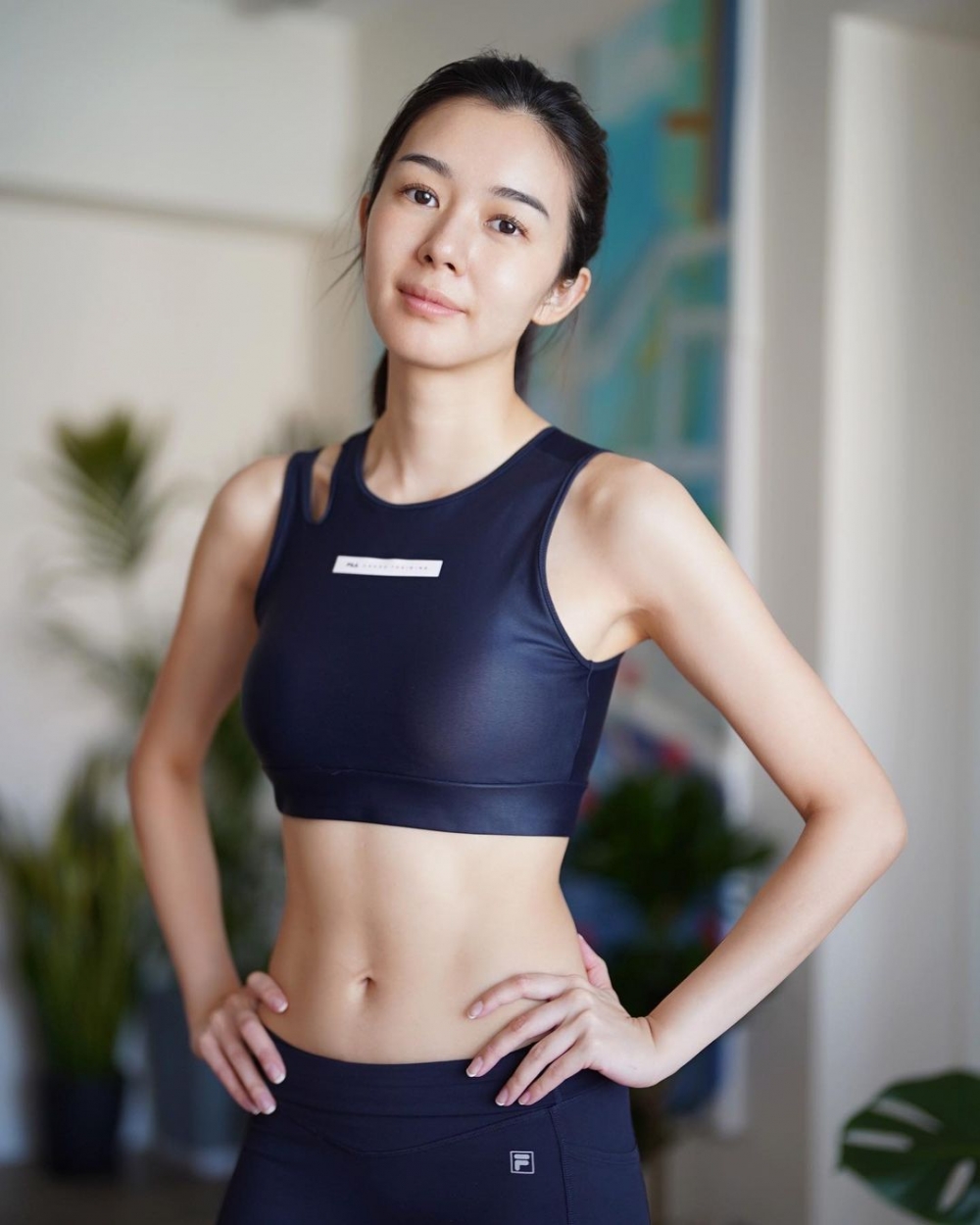 ，最近麥明詩又喺IG公開著上運動裝嘅相片，大晒纖腰