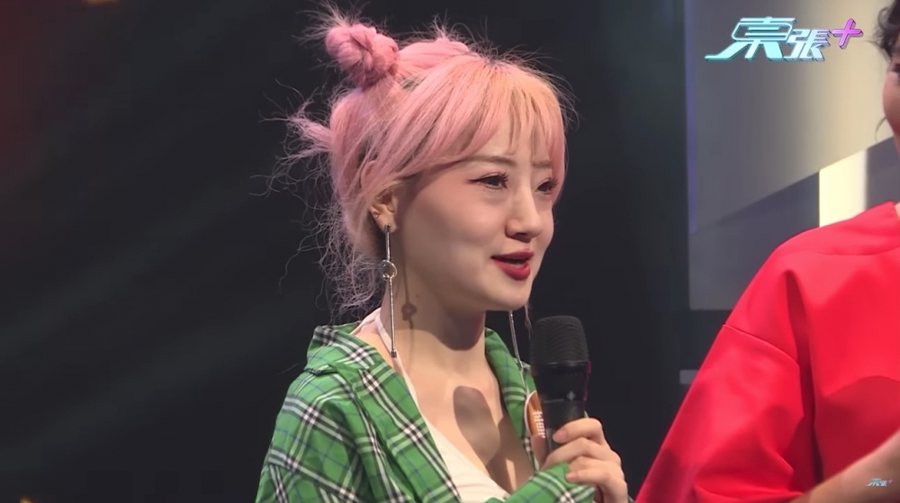染咗粉紅色頭髮嘅屯門娜娜十分搶眼，佢成功入圍更出席記者會
