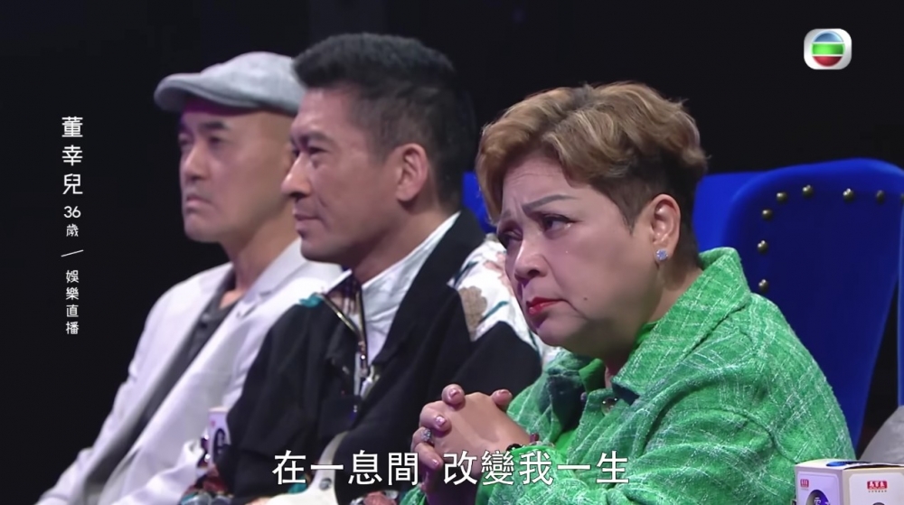 喺娜娜忘詞時肥媽已經聽到皺晒眉