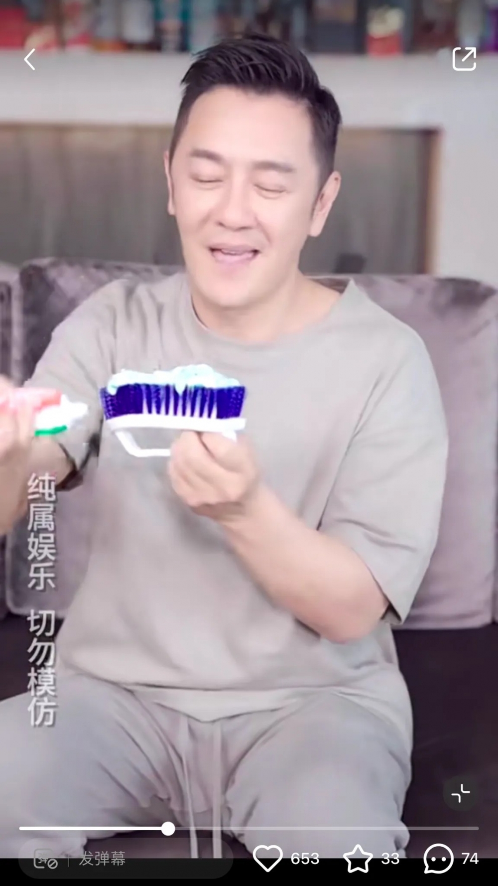 陳浩民將牙膏擠上清潔刷