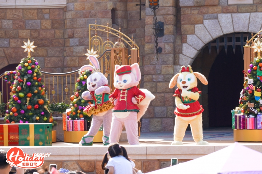 每年的「米奇與好友聖誕舞會」都深受大人小朋友歡迎，今年聖誕舞會加入一位新朋友，正是今年新登場的LinaBell！