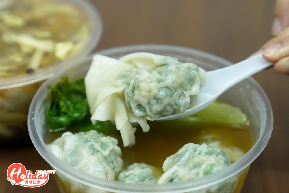 而最受街坊喜愛的，莫過於老闆娘親手包製的韭菜餃，皮薄餡多，每粒肉與菜的比例均勻，再加上魚湯就更暖胃！