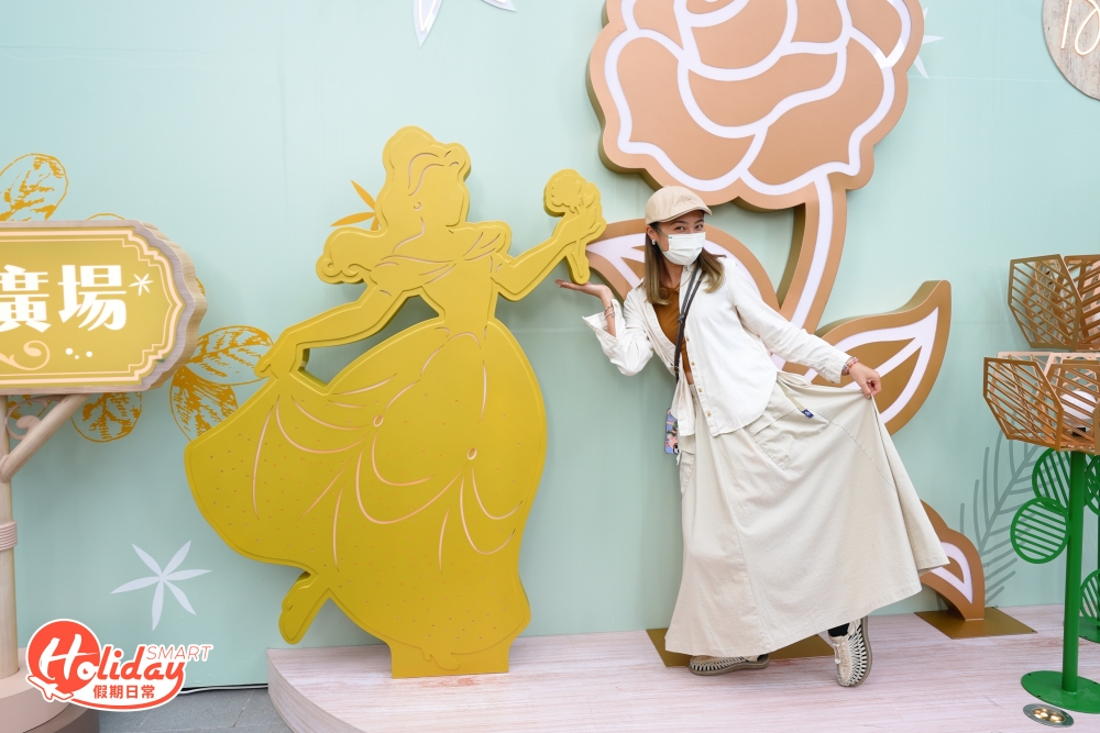 在商場的戶內外位置共設8大必影聖誕打卡位，當中必不可錯過20米長的打卡牆「公主叢林派對」，可以跟貝兒公主、灰姑娘、白雪公主和長髮公主的木雕剪影合照，由《 美女與野獸》的貝兒公主拿著玫瑰花打頭陣登場。