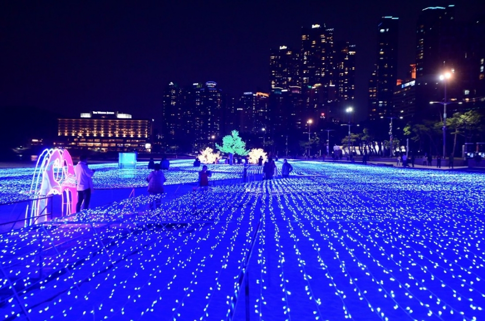 海雲台海水浴場部分的燈飾裝置比其他區域提早一小時關閉。只會到