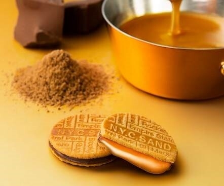 2016年以來連續排行第一的人氣甜點,濃稠的焦糖和入口即融的巧克力夾心,與外層酥脆的餅乾結合,口感層次豐富