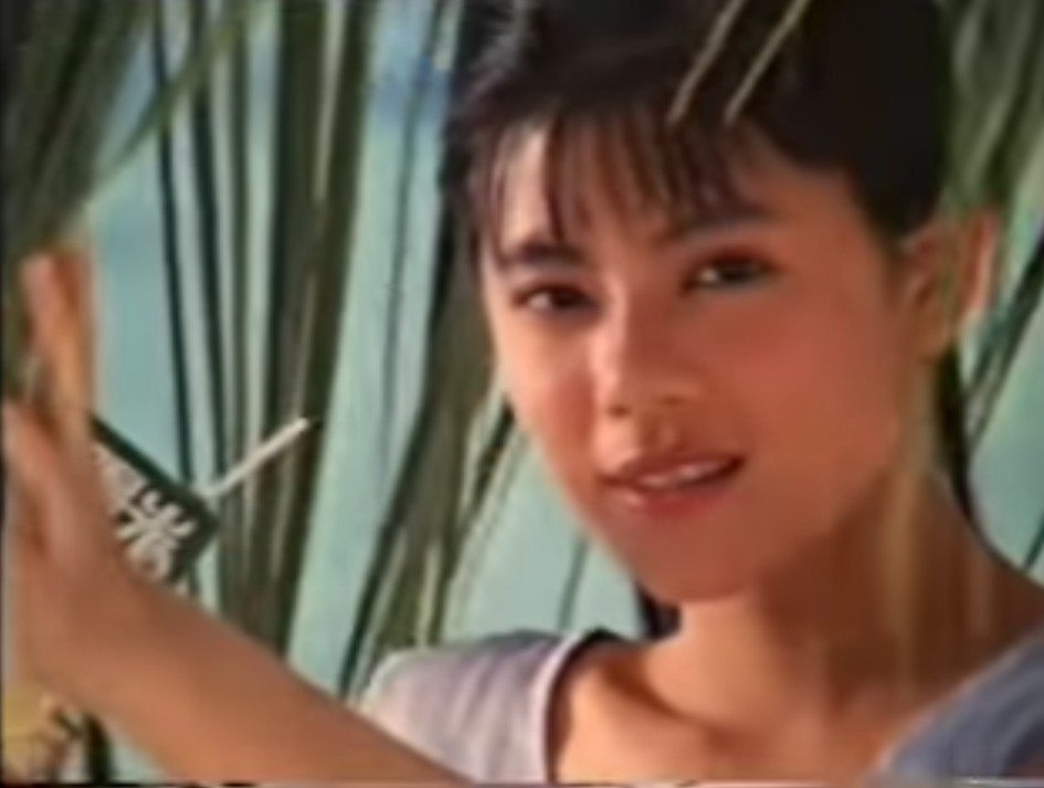 1986年嘅檸檬茶廣告有好多青春男女出演，其中一位係梁佩玲