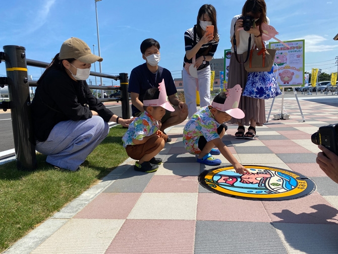 除了打卡吉利蛋公園,仲可以集郵吉利蛋不同圖案的孔蓋!